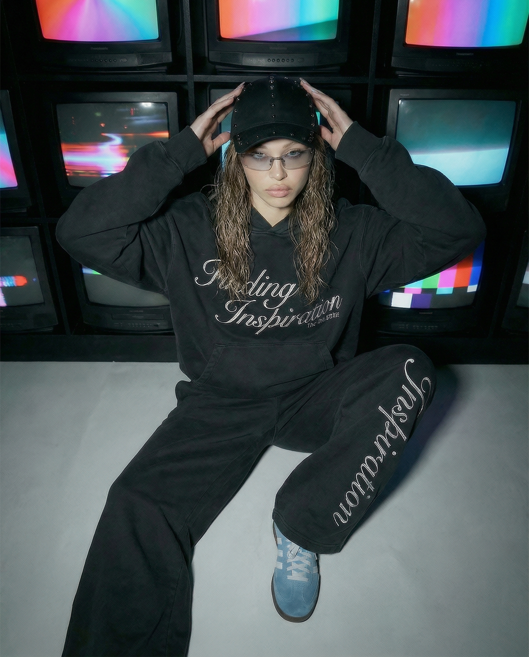 Сравнение студийного фото и AI-фотосессии для бренда одежды